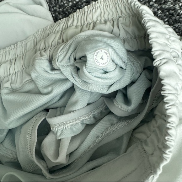 Lululemon Hotty Hot Low Rise Short 4" size 4 - Picture 8 of 8